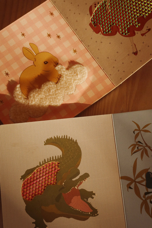 Konges Slojd - Feel Book - Livre à toucher et à sentir - Stimuler les sens