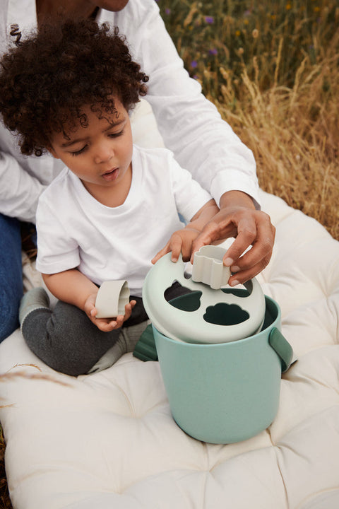 Liewood  - Jorn Beach Puzzle - Emmer met een vormen deksel en vormpjes, Buitenspeelgoed, Liewood, Keekabuu